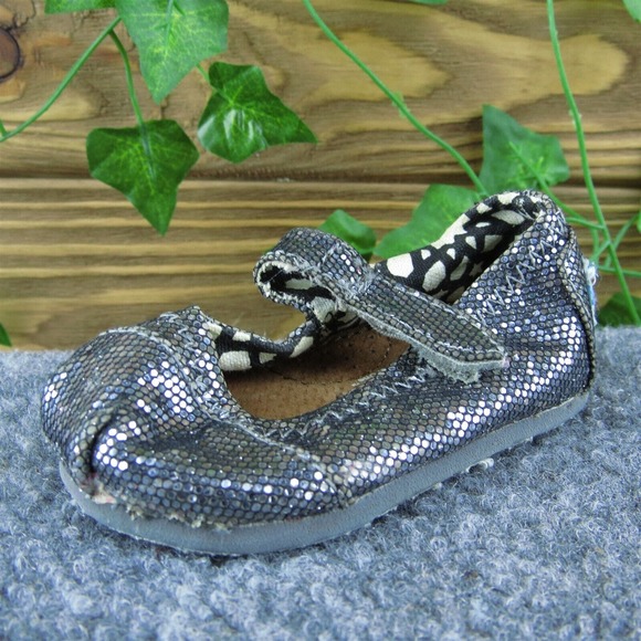 TOMS Girls‎ Mary Jane Shoes Silver Synthetic Hook & Loop Size T 2 Medium - Picture 1 of 9